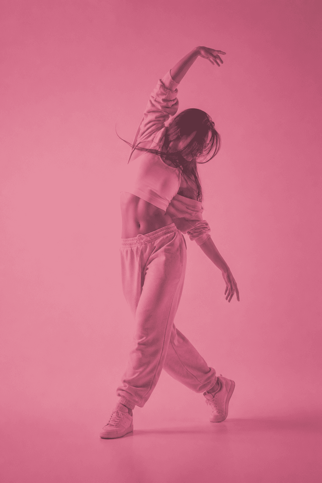 Danseuse de hip-hop en mouvement sur un fond rose